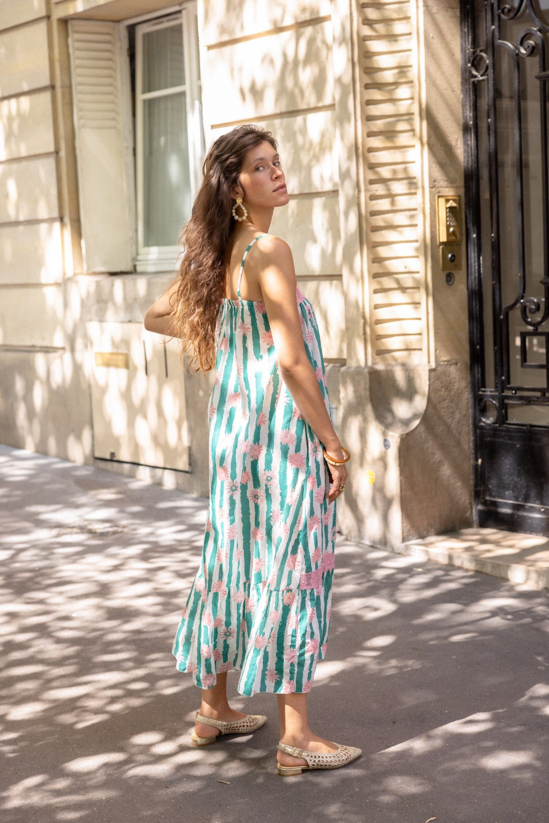 Vestido de rayas verdes y flores rosas Nouna