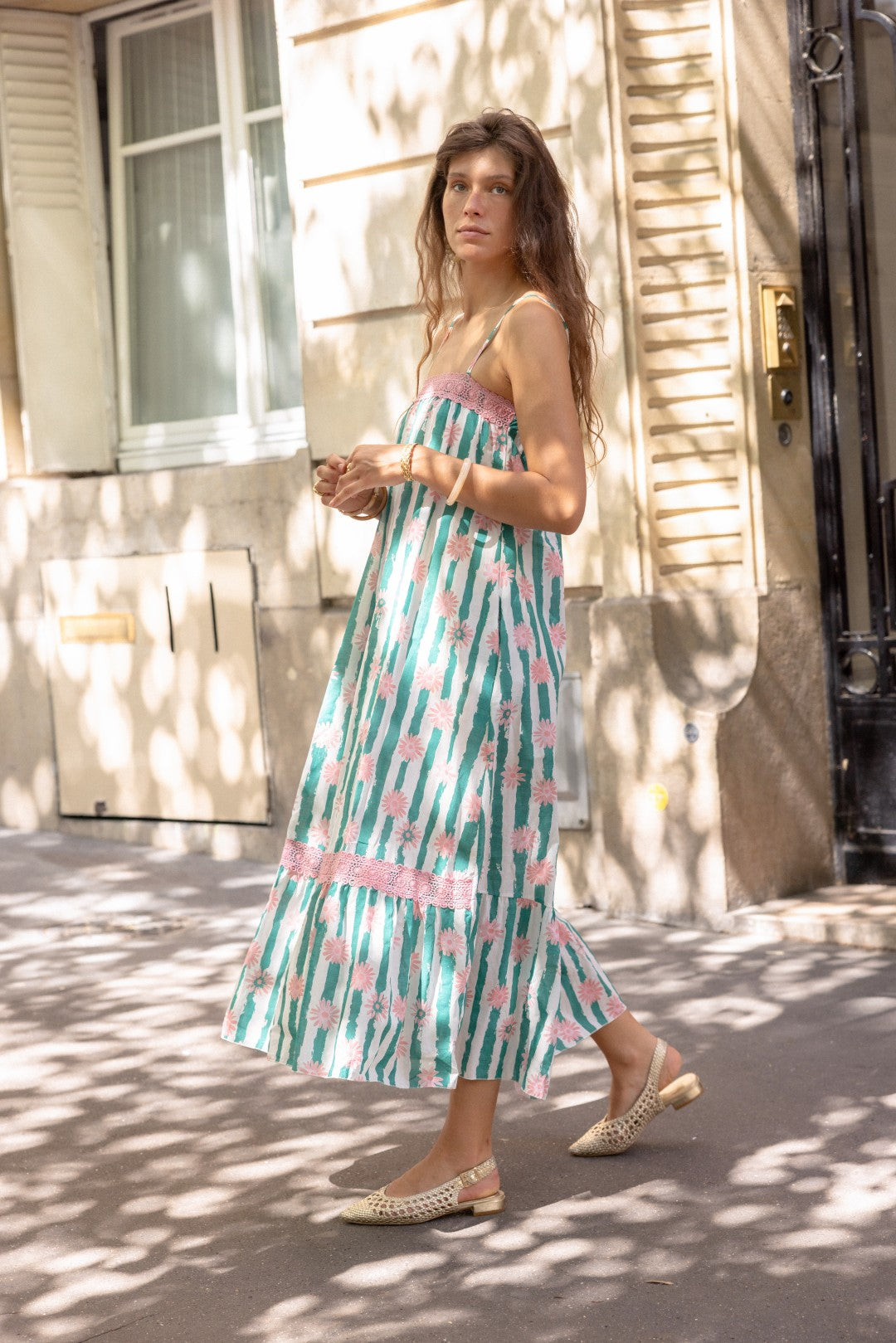Vestido de rayas verdes y flores rosas Nouna
