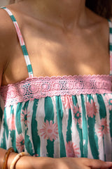 Vestido de rayas verdes y flores rosas Nouna