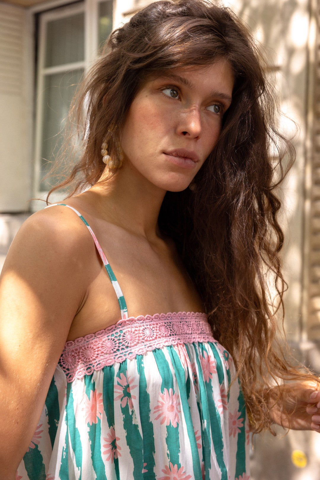 Vestido de rayas verdes y flores rosas Nouna
