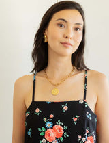Bata negra con flores Tela