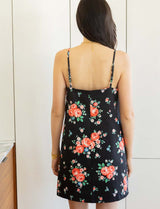 Bata negra con flores Tela