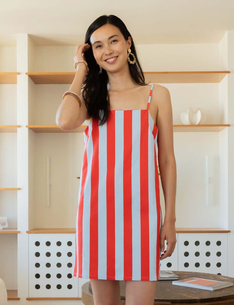 Robe à rayures bleues et rouges Tela