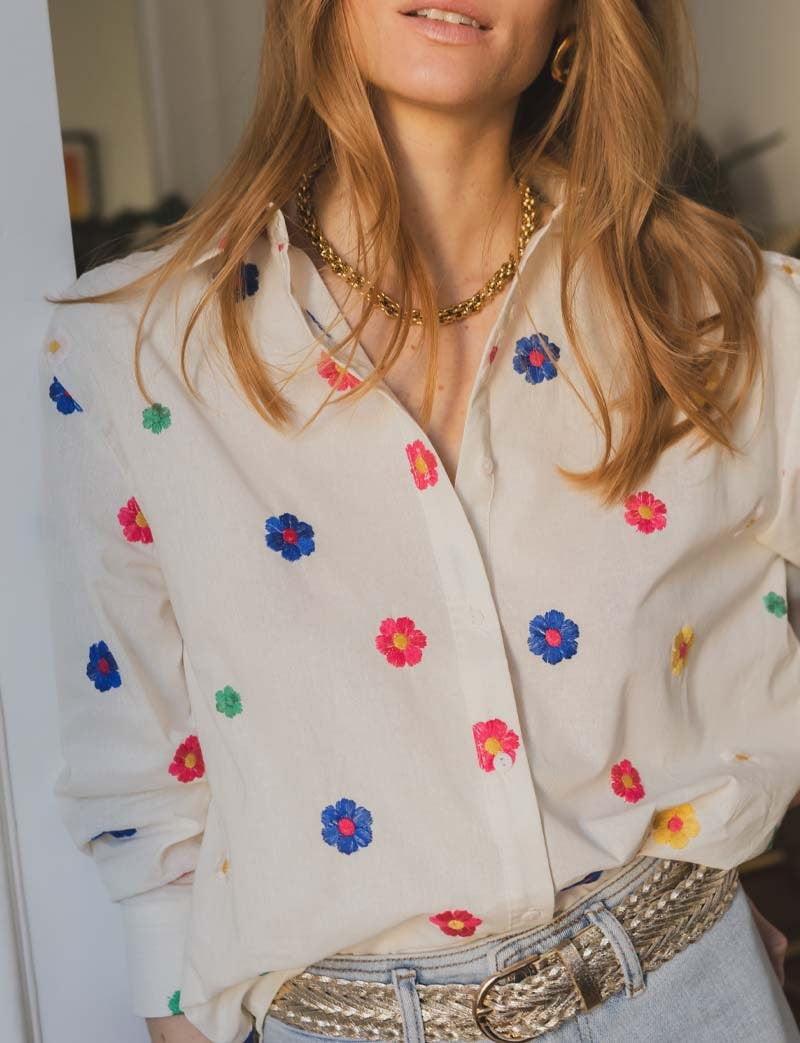 Camisa bordada con flores