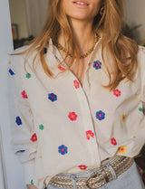 Camisa bordada con flores