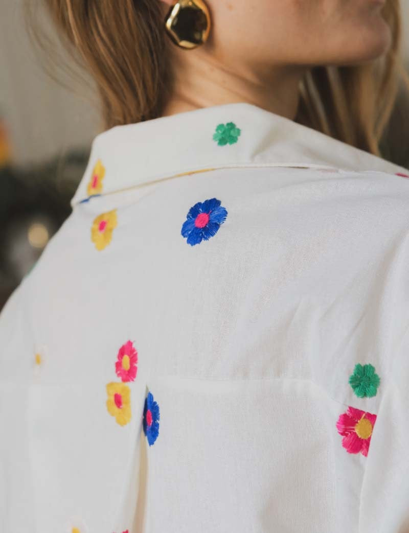Camisa bordada con flores