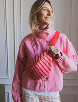 Banane rose à rayures rouges