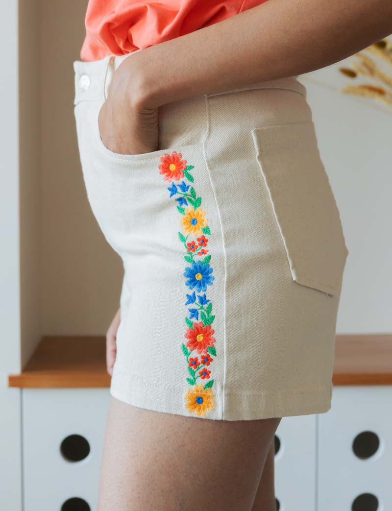 Short écru & floral Sama