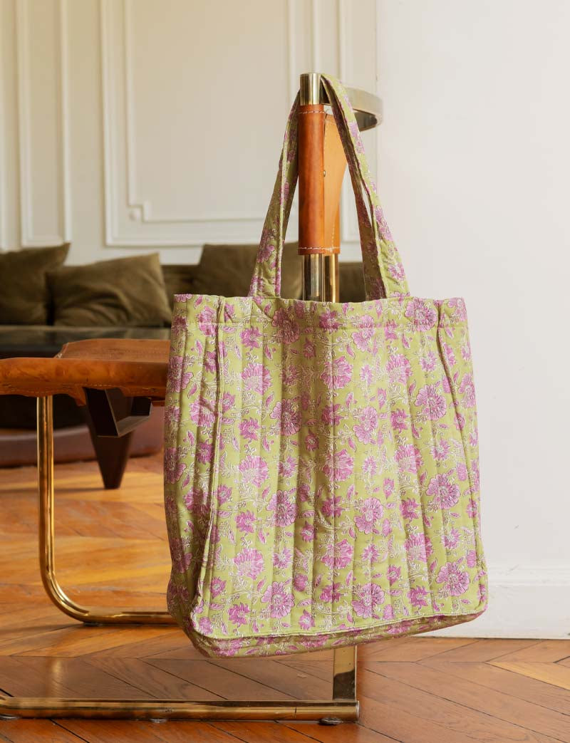 Bolsa verde con flores